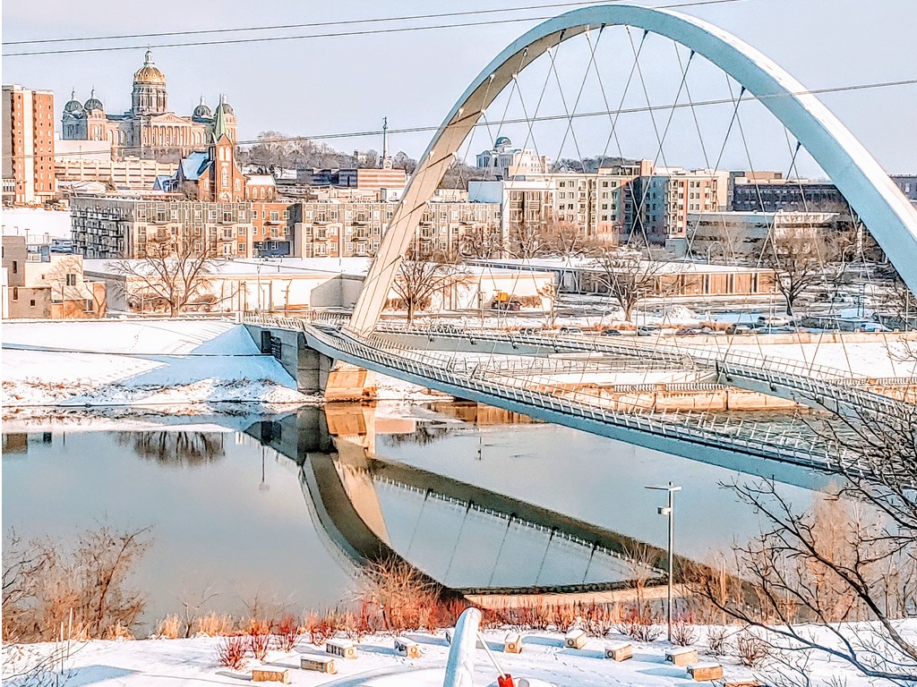 Des Moines in the winter along the river.